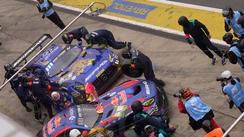 Mecánicos trabajan en el auto de Max Verstappen en las 24 hrs de Nürburgring | AP