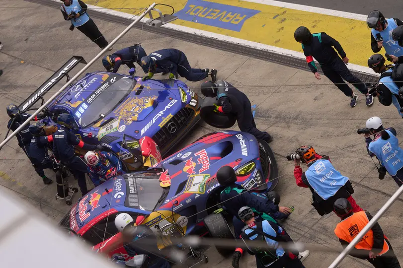 Mecánicos trabajan en el auto de Max Verstappen en las 24 hrs de Nürburgring | AP
