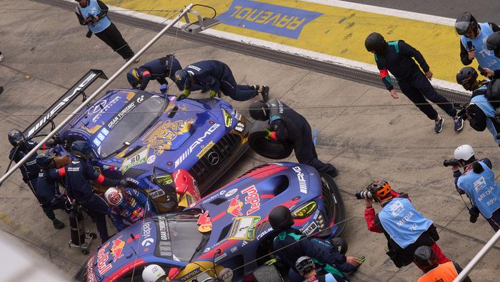 Mecánicos trabajan en el auto de Max Verstappen en las 24 hrs de Nürburgring | AP