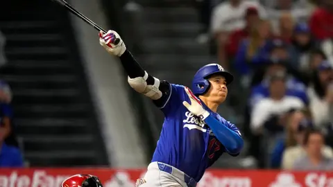 Ohtani pega jonrón al 1er lanzamiento y lanza 5 sólidas entradas en triunfo de Dodgers