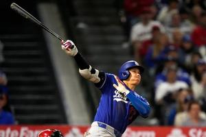 Ohtani pega jonrón al 1er lanzamiento y lanza 5 sólidas entradas en triunfo de Dodgers