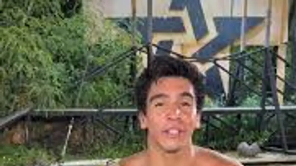 Alexis Barraza con el trofeo de campeón de Exatlón |  Exatlón México