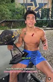 Alexis Barraza con el trofeo de campeón de Exatlón |  Exatlón México