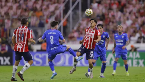 Ángel Sepúlveda disutando un balón con Chivas | MEXSPORT