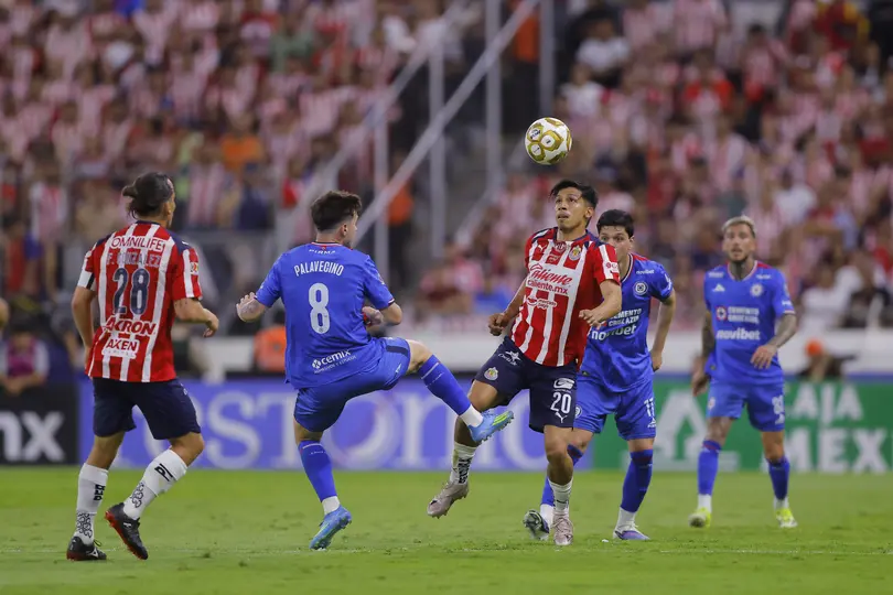 Ángel Sepúlveda disutando un balón con Chivas | MEXSPORT