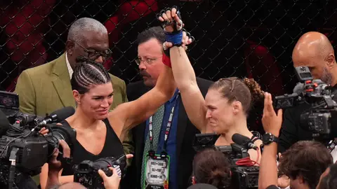Gina Carano reconociendo a Ronda Rousey | AP