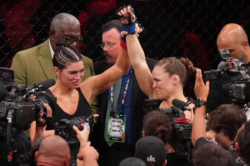 Gina Carano reconociendo a Ronda Rousey | AP