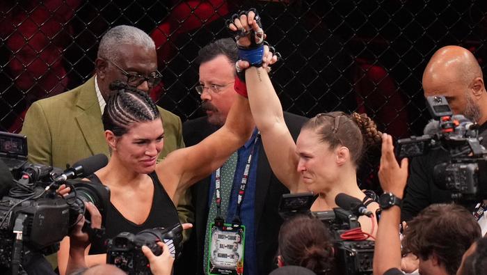 Gina Carano reconociendo a Ronda Rousey | AP