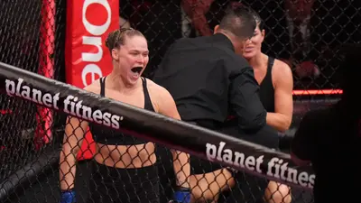 Ronda Rousey aplasta a Gina Carano en 17 segundos en su regreso al octágono