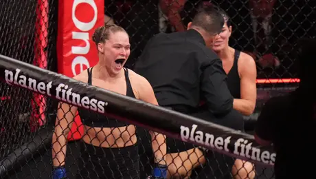 Ronda Rousey aplasta a Gina Carano en 17 segundos en su regreso al octágono
