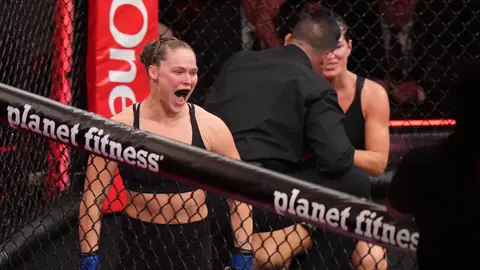 Ronda Rousey aplasta a Gina Carano en 17 segundos en su regreso al octágono