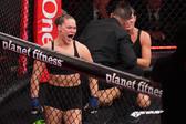 Ronda Rousey aplasta a Gina Carano en 17 segundos en su regreso al octágono