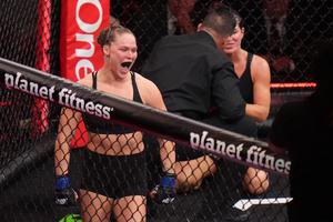 Ronda Rousey aplasta a Gina Carano en 17 segundos en su regreso al octágono