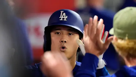 Shohei Ohtani en el dogout de los Dodgers | AP