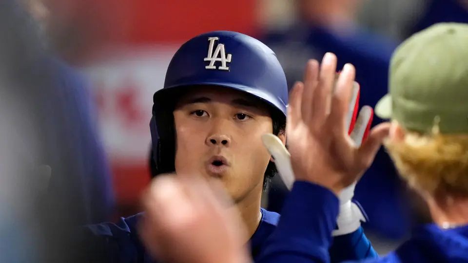 Shohei Ohtani en el dogout de los Dodgers | AP