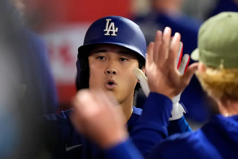 Shohei Ohtani en el dogout de los Dodgers | AP