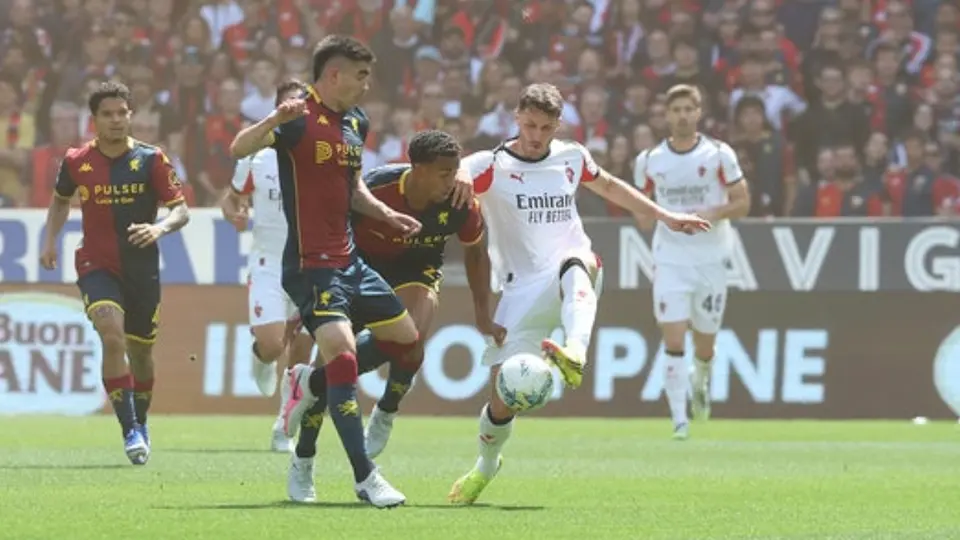 Johan Vásquez vs Santiago Giménez | AC Milan