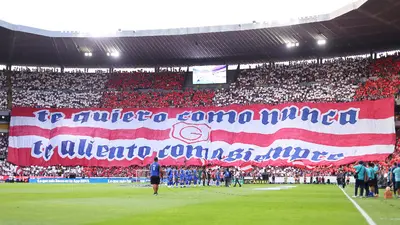 "Te quiero como nunca, te aliento como siempre": así fue el espectacular mosaico de Chivas