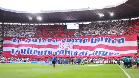 "Te quiero como nunca, te aliento como siempre": así fue el espectacular mosaico de Chivas