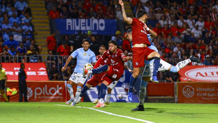 Jugadores de Tepatitlán y Jaiba Brava peleando por el balón | MEXSPORT
