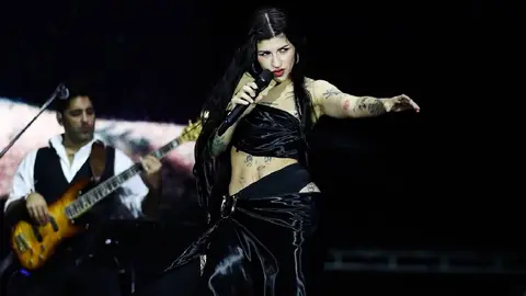 La cantante argentina Cazzu encendió el escenario principal durante el arranque del festival en la CDMX./ Georgina Sánchez