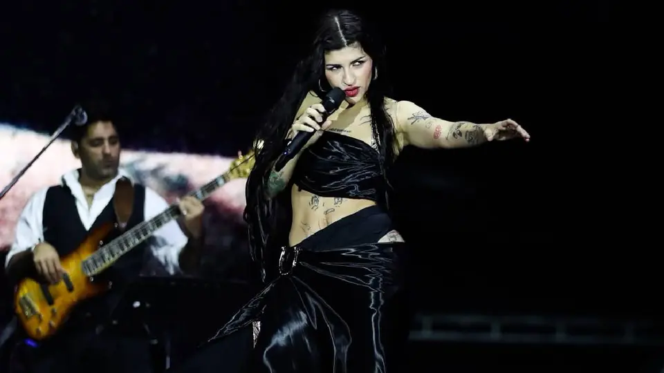 La cantante argentina Cazzu encendió el escenario principal durante el arranque del festival en la CDMX./ Georgina Sánchez