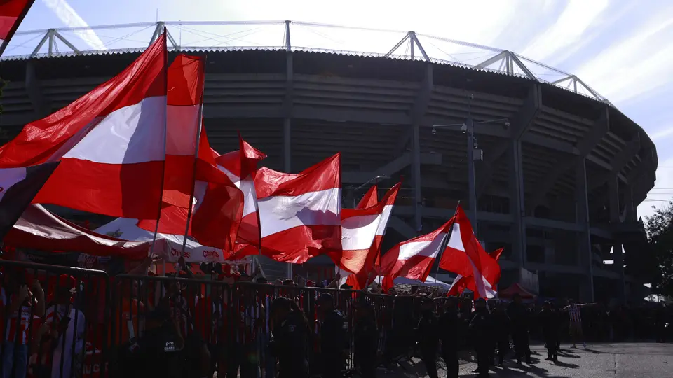 Afición de Chivas afuera del Estadio jalisco | MEXSPORT