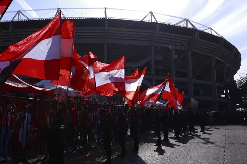 Afición de Chivas afuera del Estadio jalisco | MEXSPORT