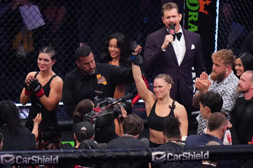 Ronda Rousey saliendo victoriosa ante Gina Carano | AP