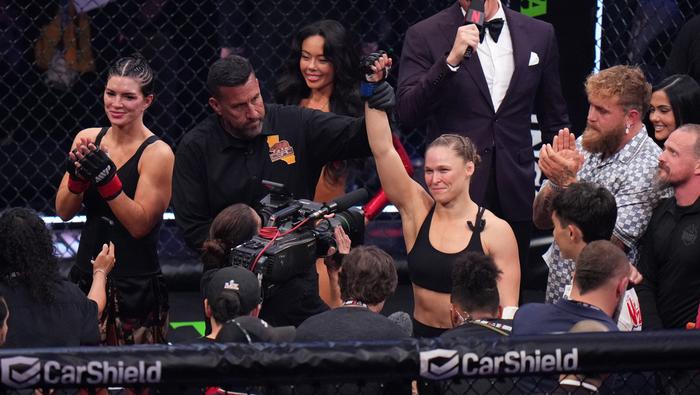 Ronda Rousey saliendo victoriosa ante Gina Carano | AP