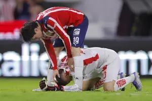 ¡Con la cara en alto, Whalley! El arquero de Chivas rompe en llanto tras perder ante Cruz Azul