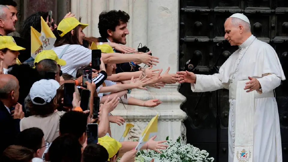 El Papa León XIV se ha mostrado cercano a las personas desde su llegada al Vaticano/AP