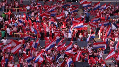 Afición de Chivas arma colorido recibimiento en el Estadio Jalisco previo a la Semifinal