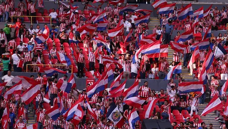 Afición de Chivas arma colorido recibimiento en el Estadio Jalisco previo a la Semifinal
