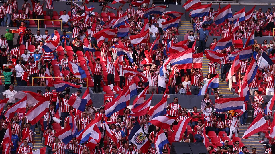 Afición de Chivas arma colorido recibimiento en el Estadio Jalisco previo a la Semifinal