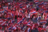 Afición de Chivas arma colorido recibimiento en el Estadio Jalisco previo a la Semifinal
