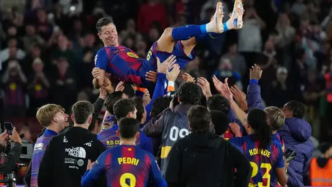 Barcelona celebra con Lewandowski su último juego en el Spotify Camp Nou | AP