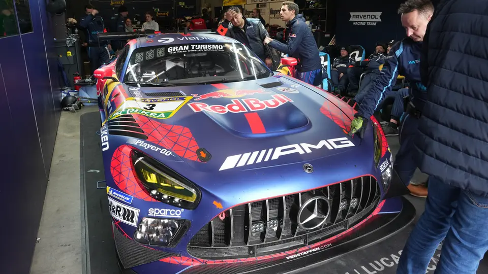 El auto de Max Verstappen tras retirarse en las 24 hrs de Nürburgring | AP
