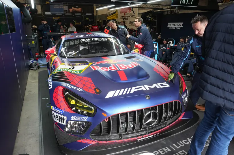El auto de Max Verstappen tras retirarse en las 24 hrs de Nürburgring | AP