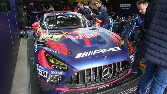 El auto de Max Verstappen tras retirarse en las 24 hrs de Nürburgring | AP