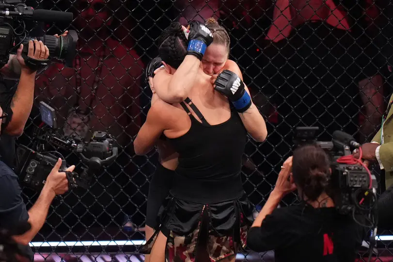 Rousey y Carano comparten un momento conmovedor después de su lucha | AP