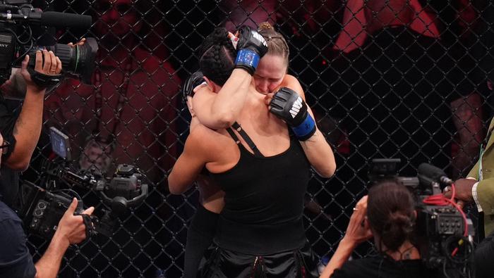 Rousey y Carano comparten un momento conmovedor después de su lucha | AP
