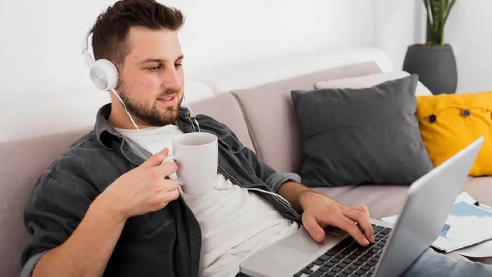 La parte de home office fue decretada para servidores públicos / Magnific