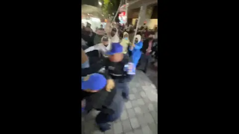 Los comerciantes con palos empezaron a golpear a policías y gente de la alcaldía Cuauhtémoc / Especial