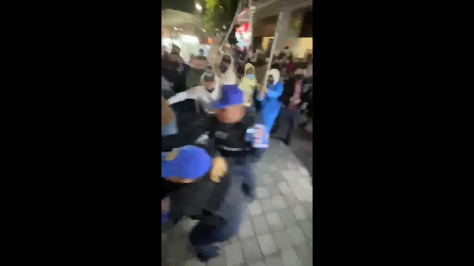Los comerciantes con palos empezaron a golpear a policías y gente de la alcaldía Cuauhtémoc / Especial