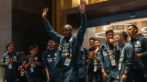 Julián Quiñones celebrando con la afición mexicana | x: miseleccion