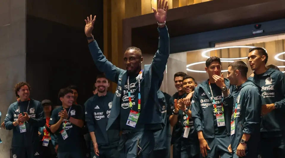 Julián Quiñones celebrando con la afición mexicana | x: miseleccion