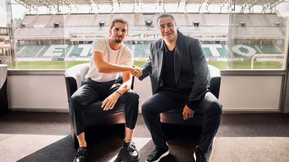 Efraín Juárez en su presentación con su nuevo técnico | eto.hu