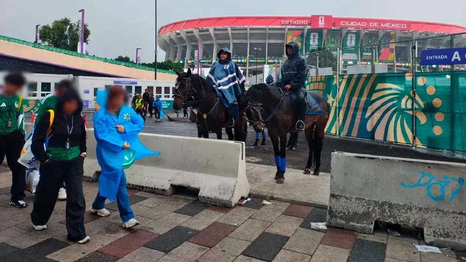 Los elementos de seguridad evitarán que la gente meta bengalas al Estadio Ciudad de México / FB: @PoliciaCDMX
