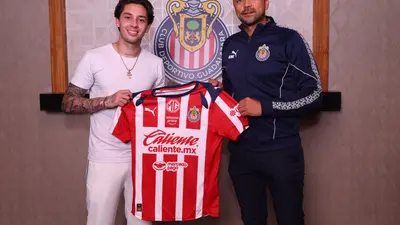 Chivas presenta oficialmente a Jordan Carrillo y Kevin Castañeda; ya portan los colores rojiblancos